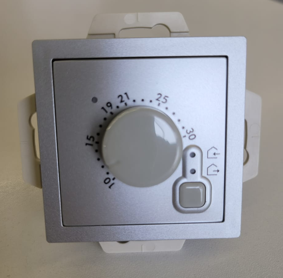 

Терморегулятор для тёплого пола Schneider Electric AtlasDesign, алюминий - комплект из термостата для теплого пола с датчиком от Legrand Etika алюминий + адаптер от AtlasDesign алюминий, AtlasDesign